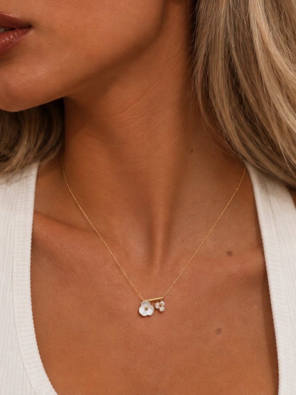 ✨ Gold Tone White Flower Necklace Floral Statement Jewelry